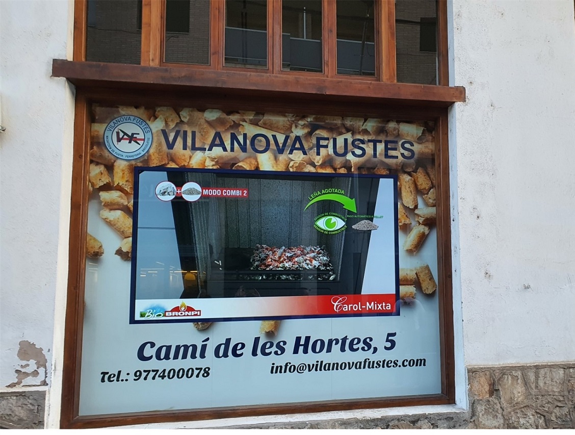 Integración de pantalla  de 98 pulgadas en el escaparate de Vilanova Fustes